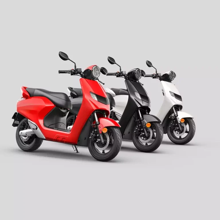 Electric Scooter vs Moped: Which One is Better in Canada ?